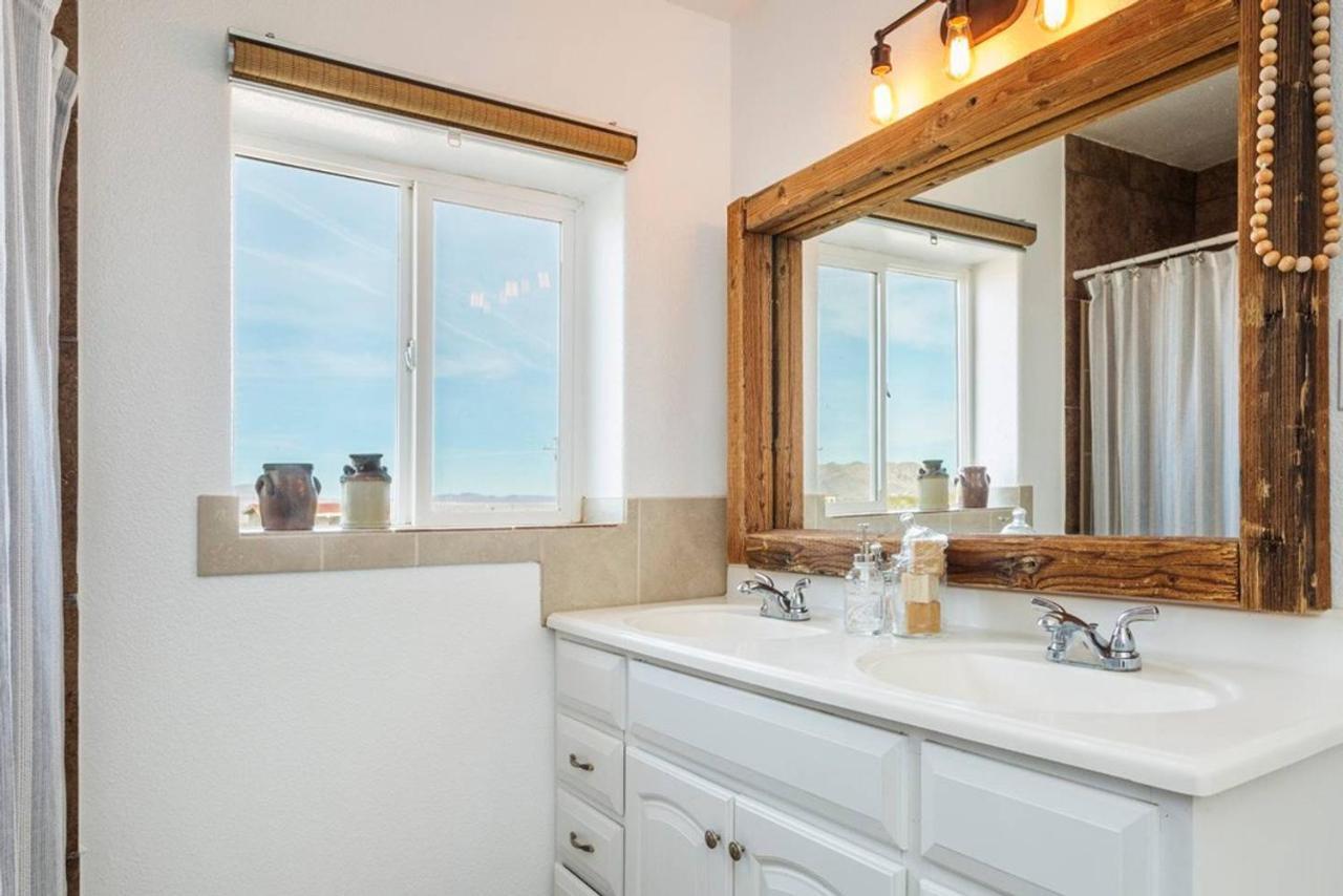 The Farmhouse Retreat: 5 Acres, Hot Tub, Sleeps 10, Ac Joshua Tree Exterior photo